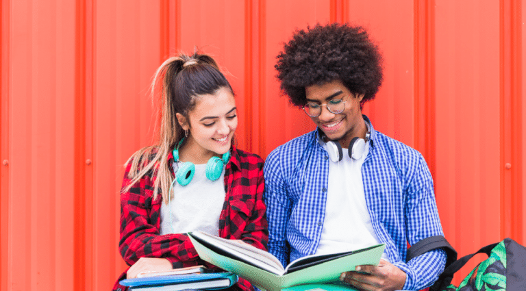 jóvenes estudiando 768x425